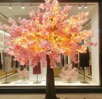 Kommerzieller 2,4 m hoher rosa-weißer Kirschblütenbaum - Umweltfreundlicher Seidenbaum mit LED-Lichtern, Schmetterlingen und Vögeln für Einkaufszentren und Hoteldekoration