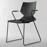 Chaise de bureau exécutive en acier robuste conforme à la norme EN16139, capacité de 150 kg, design ergonomique, empilable, style contemporain
