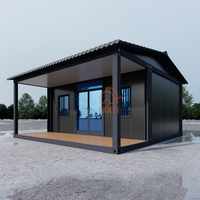 Maison préfabriquée en conteneur noire avec toit en tuiles inclinées personnalisé et grande véranda avant