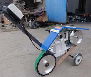 Machine à poncer et polir manuelle électrique pour métaux, avec bande abrasive pour le décapage de rouille et le dessin de tôles d'acier - Product Image 3