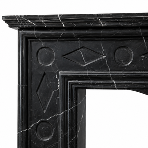 Chimenea tradicional de mármol con tallado ornamentado, de mármol negro Marquina, para interiores, con estufa de leña para comedor. - Product Image 3