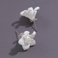 Parure de bijoux de mariée artisanale en céramique Gardenia, plaqué argent, avec bandeau, fausses perles et cristaux, boucles d'oreilles assorties pour mariage et fête