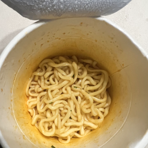 Fideos Instantáneos en Vaso con Sabor a Pollo Picante y Bacon Cremoso para Comidas Rápidas y Sabrosas - Product Image 5