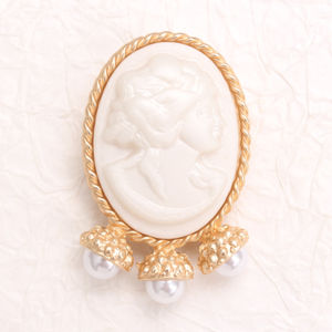 1 pièce <span class=keywords><strong>Broche</strong></span> et badge de style Cameo avec tête féminine en relief, cadre doré et pendentifs en perles - Product Image 3