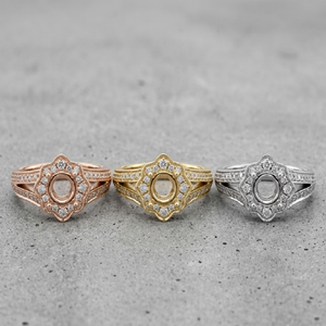 แหวนทองคำขาว 18K ลายดอกไม้ ประดับเพชรธรรมชาติทรงกลม ดีไซน์วงแหวนแบบ Scalloped พร้อมฐานแหวนแบบ Split Shank - Product Image 4