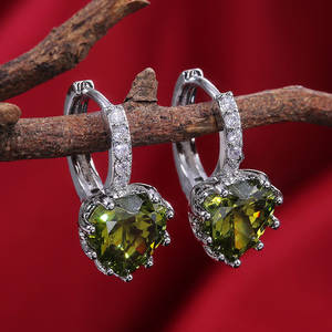 ต่างหูคริสตัลรูปหัวใจสวารอฟสกี้ ตัวเรือนเงิน 925 ประดับแบบกรงเล็บ สวมใส่ได้ทุกวันสำหรับผู้หญิง - Product Image 4