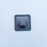Logo gaufré Gunmetal personnalisé Lettre en métal Vêtements durables Écusson jean avec insigne en métal Étiquettes de vêtement de qualité supérieure
