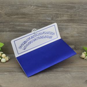 Invitaciones de boda de seda azul marino de lujo plegado de bolsillo personalizado con broche - Product Image 5
