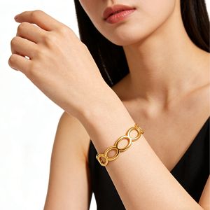 Bracelet en acier inoxydable de style européen et américain, forme C, design géométrique creux doré, bracelet tendance pour femme, bijou cadeau - Product Image 1