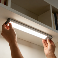 Lampu Kabinet LED Pintar dengan Sensor Gerak, Konstruksi Aluminium Berperingkat IP67, Pengisian Daya USB 24W untuk Penggunaan Dalam Ruangan