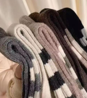 Vente en gros de chaussettes tricotées de service OEM décontractées drôles au design de mode pour femmes chaussettes de soutien en coton pour femmes acheter pour hommes