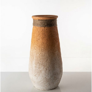 Vase décoratif artisanal en terre cuite et bois Sellease Premium avec finition effet duveteux pêche et poignée rustique pour les intérieurs contemporains - Product Image 4