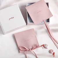Petit sac d'emballage de bijoux à rabat en daim et velours microfibre rose personnalisé en gros pour bagues et bracelets