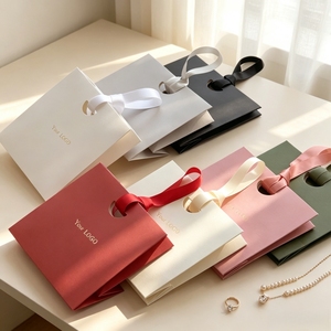 Bolsa de Regalo de Papel con Impresión Personalizada al por Mayor, Bolsa de Embalaje de Joyería Cuadrada Pequeña Mate con Asa de Cinta de Satén para Recuerdos de Boda y Fiestas - Product Image 4