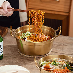 Usine en gros de haute qualité coréen 304 double oreille <span class=keywords><strong>pot</strong></span> à soupe cuisinière à batterie à gaz spécial en acier inoxydable <span class=keywords><strong>pot</strong></span> de nouilles instantanées - Product Image 1