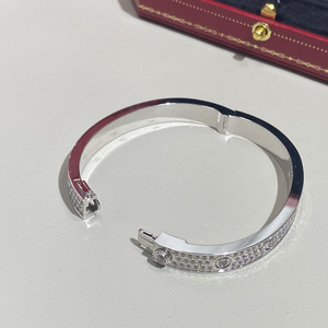Bracelet de <span class=keywords><strong>couple</strong></span> en acier inoxydable réglable en or 18K Bracelet manchette ouvert incrusté de zircons <span class=keywords><strong>Gravure</strong></span> personnalisée Conception hypoallergénique - Product Image 6