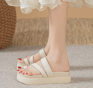 Nuevas Sandalias de Playa de Moda Versátiles para <span class=keywords><strong>Mujer</strong></span>, Estilo Influencer, de Una Sola Tira, de <span class=keywords><strong>Cuero</strong></span> con Suela Gruesa, Frescas y Cómodas - Product Image 4