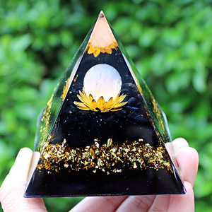 Pyramide en résine époxy avec copeaux de cristal, ornement de bureau artisanal, design floral fait main, décoration d'intérieur - Product Image 1