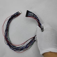 Faisceau de câbles avec connecteurs blancs et noirs et fils multicolores pour l'assemblage de faisceaux de câbles de liaison pour appareils électroniques