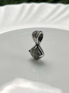 Pendentif en pierre de labradorite naturelle en argent sterling oxydé avec un élégant détail de tressage en forme de panier de style art déco - Product Image 6