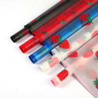 Papier d'emballage cadeau de bouquet translucide à motif d'impression de fraise à la mode simple matériau OPP personnalisable pour fleur