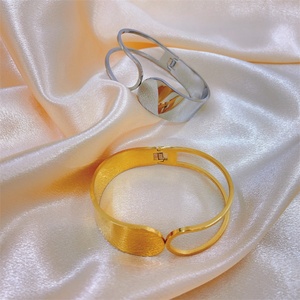 Pulseras de Acero Inoxidable de Alta Gama, Modernas, Resistentes al Deslustre, con Diseño Hueco y Grueso para Mujer - Product Image 5