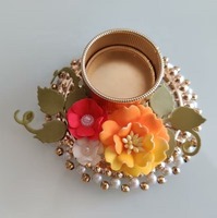 Porte-bougie artisanal en laiton pour bougies chauffe-plat, avec fleurs artificielles orange et rose, perles, pour le festival indien traditionnel de Diwali