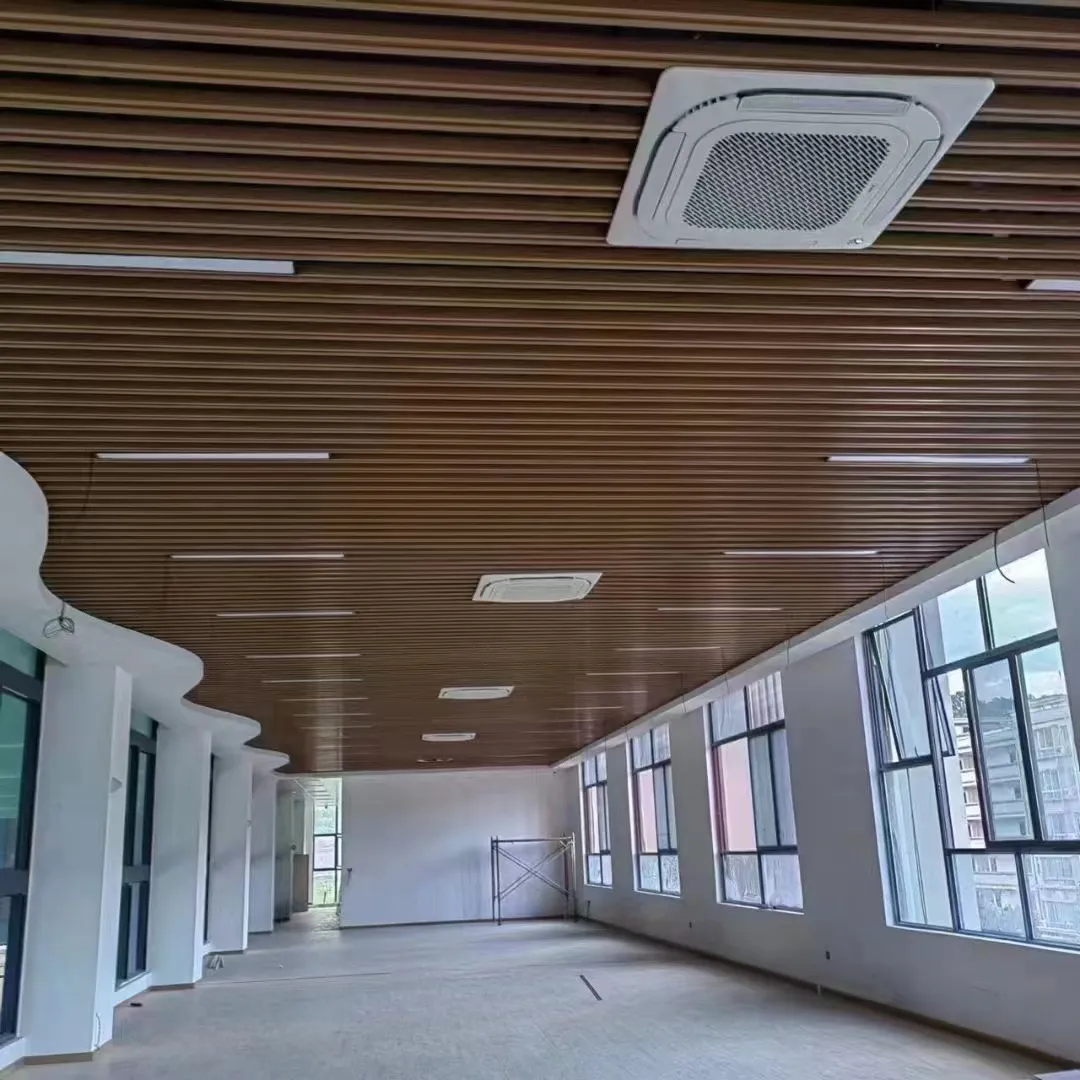 Panneau de plafond en tube carré en aluminium en forme de U polyvalent Produit métallique de qualité supérieure