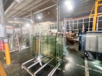 Verre flotté trempé de 15 mm avec trous percés pour balustrade structurelle à fixation ponctuelle, conception moderne, décoration de salle de bain