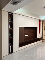 Mueble de TV Moderno con Estantes Abiertos LED y Cajones, en Dos Tonos Blanco y Nogal, para Sala de Estar