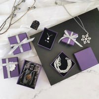 Boîte à bijoux texturée A1 de couleur violette avec couvercle indépendant, intérieur noir, détail nœud blanc et présentation raffinée pour cadeau