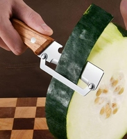 Multifunctionele handmatige metalen groenteschiller met roestvrijstalen mes voor gebruik in de keuken, geschikt voor aardappelen, fruit, groenten en wintermeloen.