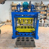 Machine automatique à blocs de ciment avec table vibrante pour pavés creux et pleins, machine à fabriquer des briques à haut rendement