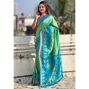 Sari Patola en soie douce verte Pista tissé avec des fils Zari et des tissages contrastés pour vêtements indiens et pakistanais - Product Image 6