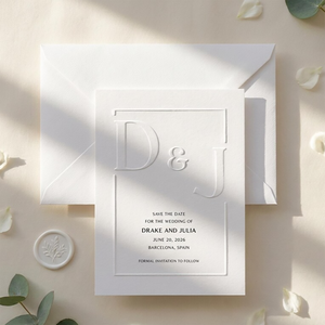 Invito Minimalista con Monogramma in Rilievo Personalizzato, Salvadatelaio in Carta Cotone 250-600g, Invito Matrimoniale - Product Image 1