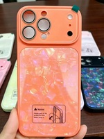 La nueva funda con diseño de concha y lente con patrón, viene con una película protectora para la lente y es anticaída.