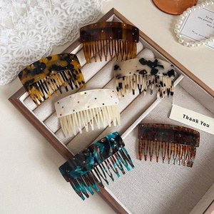 Peigne en résine vintage à imprimé léopard, style élégant, fait main, orné de strass, mini et compact, inspiré du design japonais et coréen - Product Image 1