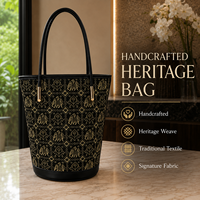 Mini sac à main en tissu tissé artisanal pour femme avec poignée supérieure structurée, quincaillerie métallique raffinée, bandoulière amovible