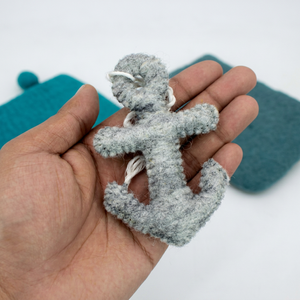 Gancho de Fieltro con Forma de Ancla de Barco Cosido a Mano con Diseño de Naufragio Pirata para Niños, Comercio Justo y Hecho a Mano - Product Image 3