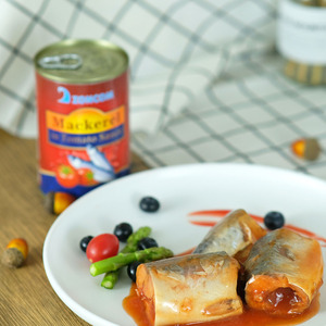 Pescado de <span class=keywords><strong>caballa</strong></span> enlatado de marca personalizada OEM con salsa de tomate, agua conservada y jarabe de sal, mariscos certificados Halal - Product Image 1