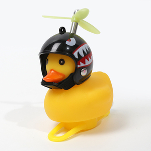 Ornements de tableau de bord de <span class=keywords><strong>voiture</strong></span> en forme de canard jaune, klaxon puissant pour vélo, canards à presser avec <span class=keywords><strong>casque</strong></span> pour vélo et <span class=keywords><strong>voiture</strong></span> - Product Image 1