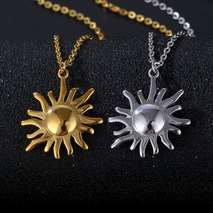 Collar con colgante de explosión de Sol de acero inoxidable, gargantilla de cadena de eslabones con cara sonriente texturizada, joyería Unisex de moda Sun Moon - Product Image 1