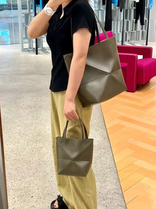 Bolso de hombro de piel de vaca de la mejor calidad, bolso de mano de gran capacidad de cuero, bolso cruzado plegable con deformación geométrica para mujer - Product Image 4