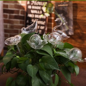 Globes d'arrosage en verre soufflé à la main, autonomes pour les plantes d'intérieur et d'extérieur, fabriqués à partir de matériaux sains et respectueux des plantes - Product Image 1