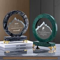 Trophées portables créatifs en forme de montagne en marbre pour réunions annuelles et reconnaissance des employés - Personnalisables en usine
