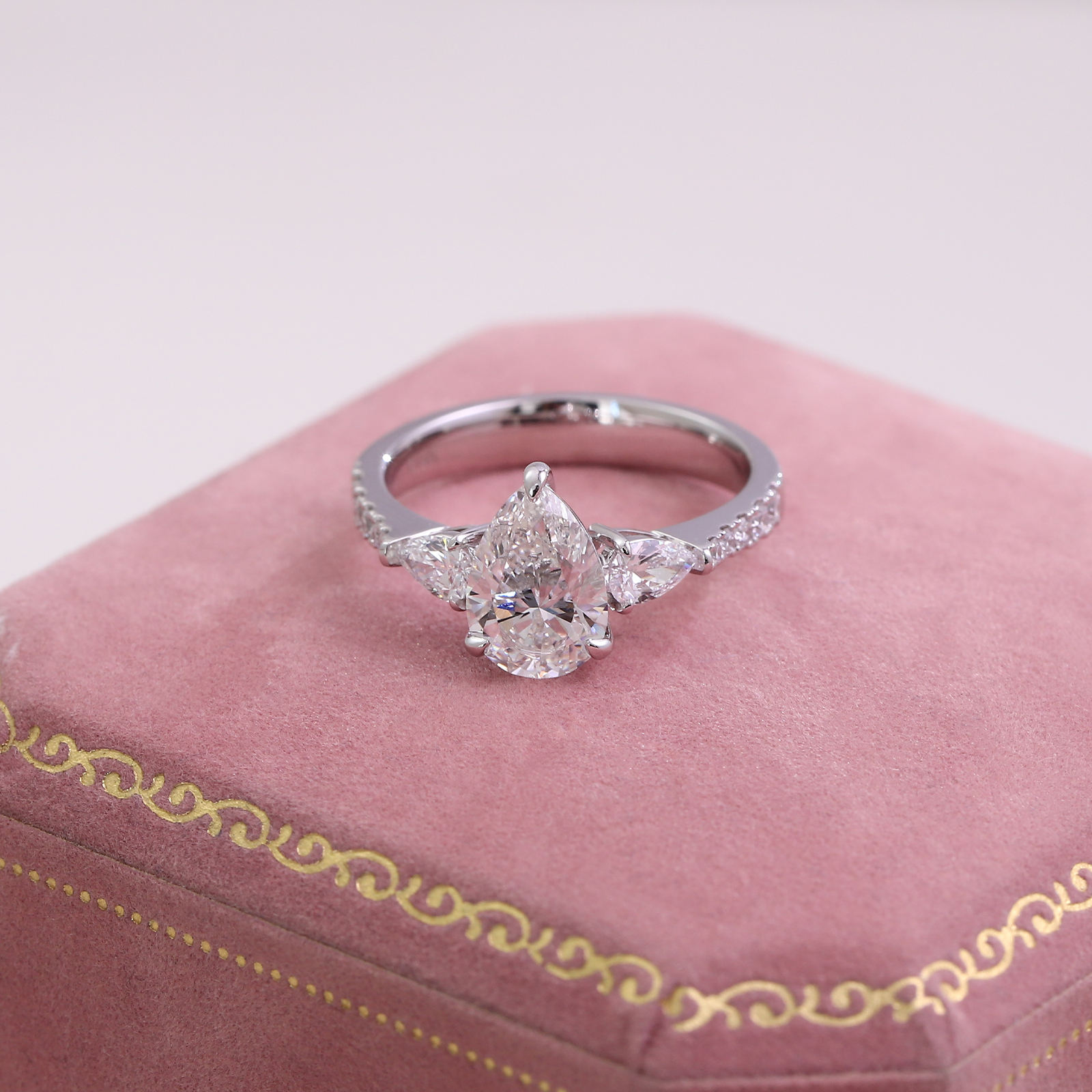 Bague en or massif 14 carats avec diamant de laboratoire.