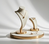Présentoir à bijoux de luxe en velours beige avec cadre métallique doré LED, finition personnalisable, support de buste pour collier durable et de haute qualité