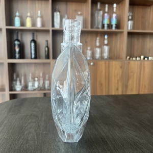 Vente flash - Bouteille à spiritueux en <span class=keywords><strong>verre</strong></span> cristal carré de luxe 700 ml, emballage haut de gamme pour whisky, brandy et <span class=keywords><strong>cognac</strong></span> - Product Image 5