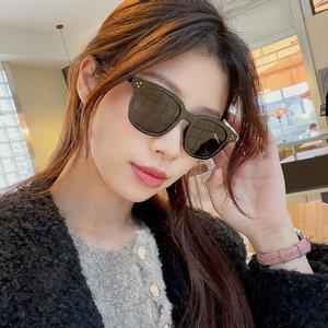 Lunettes de soleil rétro Qianai, monture noire en PC, UV400, lunettes rondes tendance pour femmes avec rivets à points - Product Image 4