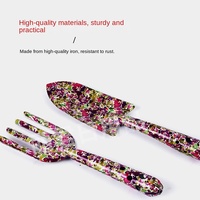 Set Alat Berkebun Dua Bagian dari Baja Tahan Karat untuk Menanam Bunga dengan Cetakan Multi-Warna untuk Kebun, Lanskap, dan Hortikultura.